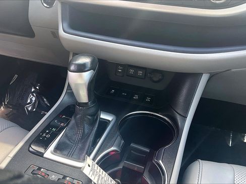 Used 2018 Toyota Highlander Limited AWD/4WD image 40