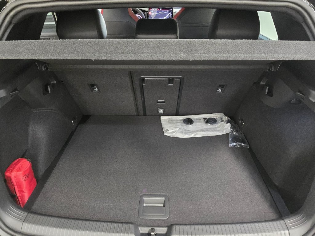 New 2026 Volkswagen GTI SE FWD image 32