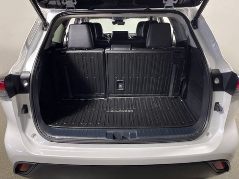 Used 2023 Toyota Highlander XLE FWD image 10