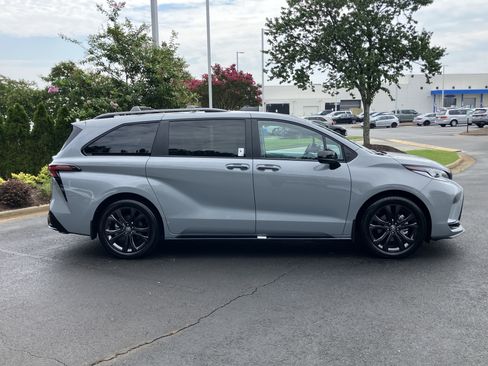 Used 2026 Toyota Sienna XSE FWD image 11