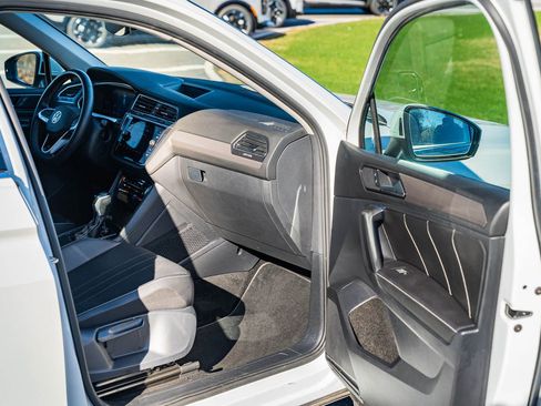 Used 2023 Volkswagen Tiguan SE image 11