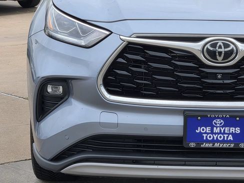 Used 2023 Toyota Highlander Platinum FWD image 5