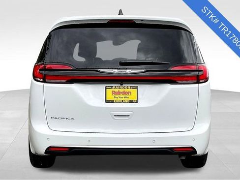 New 2026 Chrysler Pacifica Select image 4