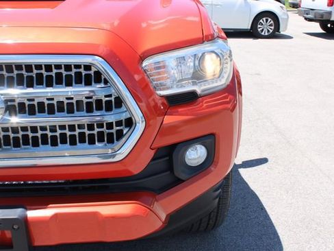 Used 2017 Toyota Tacoma TRD Off-Road AWD/4WD image 38