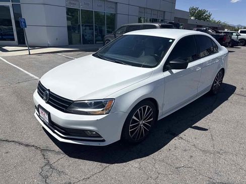 Used 2016 Volkswagen Jetta Sport FWD image 2