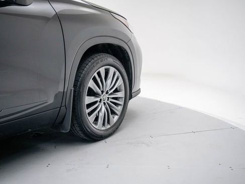 Used 2023 Toyota Highlander Platinum AWD/4WD image 16