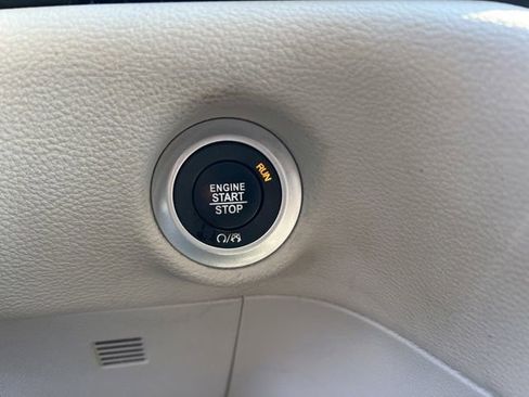 Used 2019 Chrysler Pacifica Limited w/ Tire & Wheel Group image 17