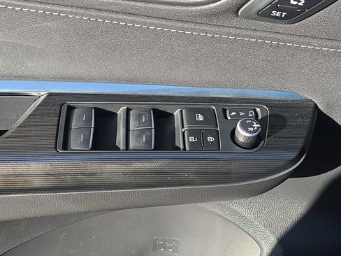 Used 2024 Toyota Venza Limited image 28