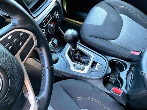 Used 2017 Jeep Cherokee Sport AWD/4WD image 18