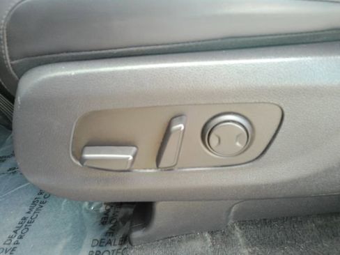 Used 2024 Kia Carnival EX FWD image 13