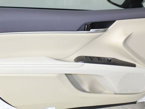 Used 2021 Toyota Camry XLE w/ Navigation Upgrade Package image 9