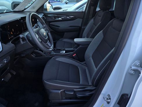 Used 2025 Chevrolet TrailBlazer LT AWD/4WD image 15