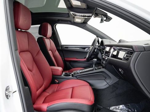 Certified 2025 Porsche Macan AWD/4WD image 25