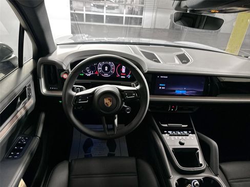 Used 2026 Porsche Cayenne AWD/4WD image 18