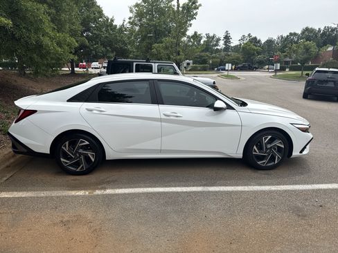 Used 2025 Hyundai Elantra Limited w/ Cargo Package FWD image 11