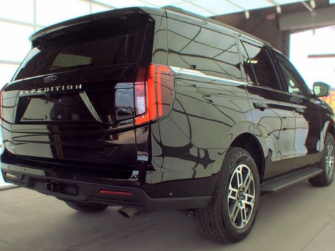 Used 2025 Ford Expedition Active AWD/4WD image 2