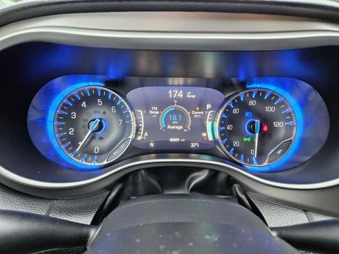 Used 2020 Chrysler Pacifica Touring-L Plus image 21