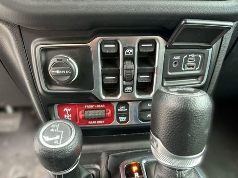 Used 2024 Jeep Wrangler Unlimited Rubicon w/ XTREMEE 35" Tire Package AWD/4WD image 17