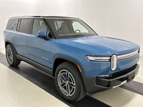 Used 2025 Rivian R1S Adventure Dual AWD/4WD image 7