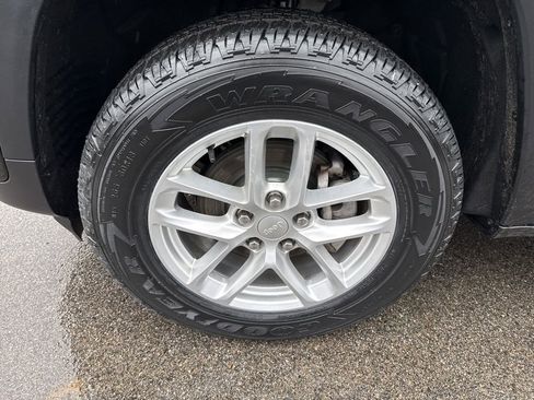 Used 2024 Jeep Grand Cherokee Laredo X w/ Trailer Tow Package image 9