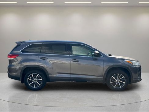 Used 2018 Toyota Highlander XLE AWD/4WD image 6