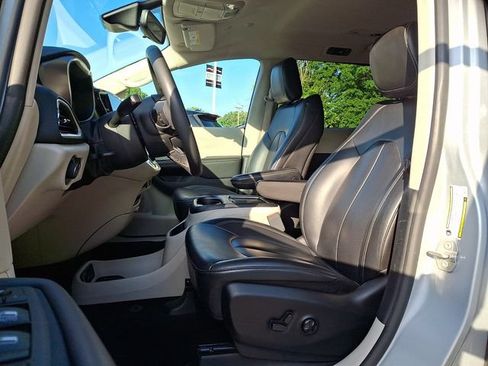 Used 2023 Chrysler Pacifica Touring-L FWD image 13
