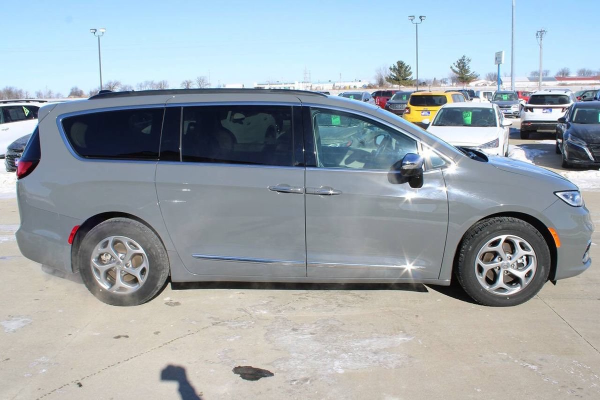 Used 2023 Chrysler Pacifica Limited FWD image 5