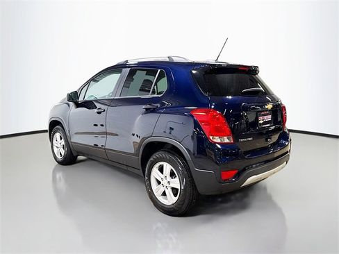 Used 2022 Chevrolet Trax LT w/ LT Convenience Package image 9