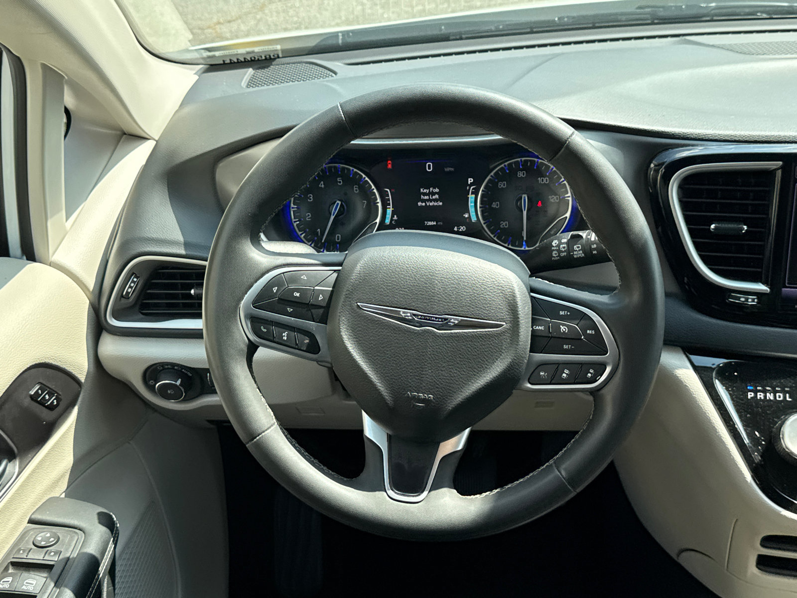 Used 2023 Chrysler Pacifica Touring-L FWD image 21
