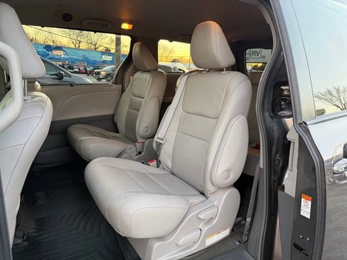Used 2019 Toyota Sienna XLE image 15