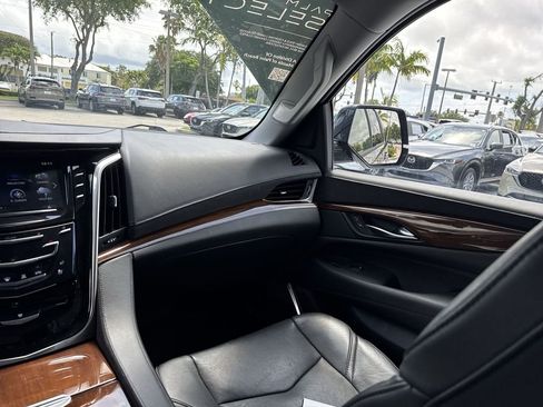 Used 2020 Cadillac Escalade Luxury AWD/4WD image 15