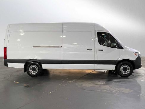 Used 2025 Mercedes-Benz Sprinter 2500 image 2