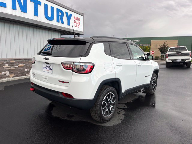 Used 2025 Jeep Compass Trailhawk AWD/4WD image 10