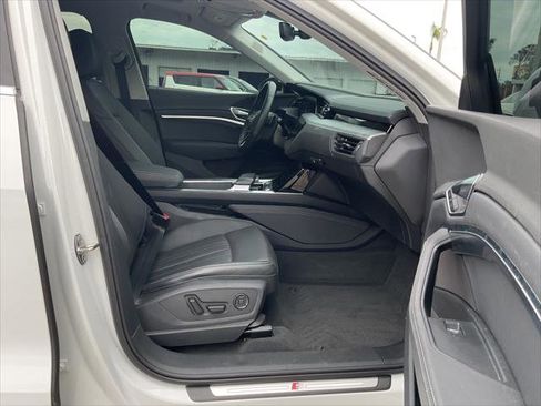 Used 2022 Audi e-tron Premium Plus w/ Premium Plus Package image 36