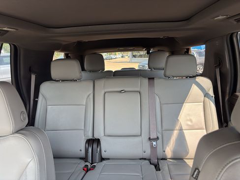 Used 2023 Chevrolet Tahoe Z71 w/ Luxury Package AWD/4WD image 19
