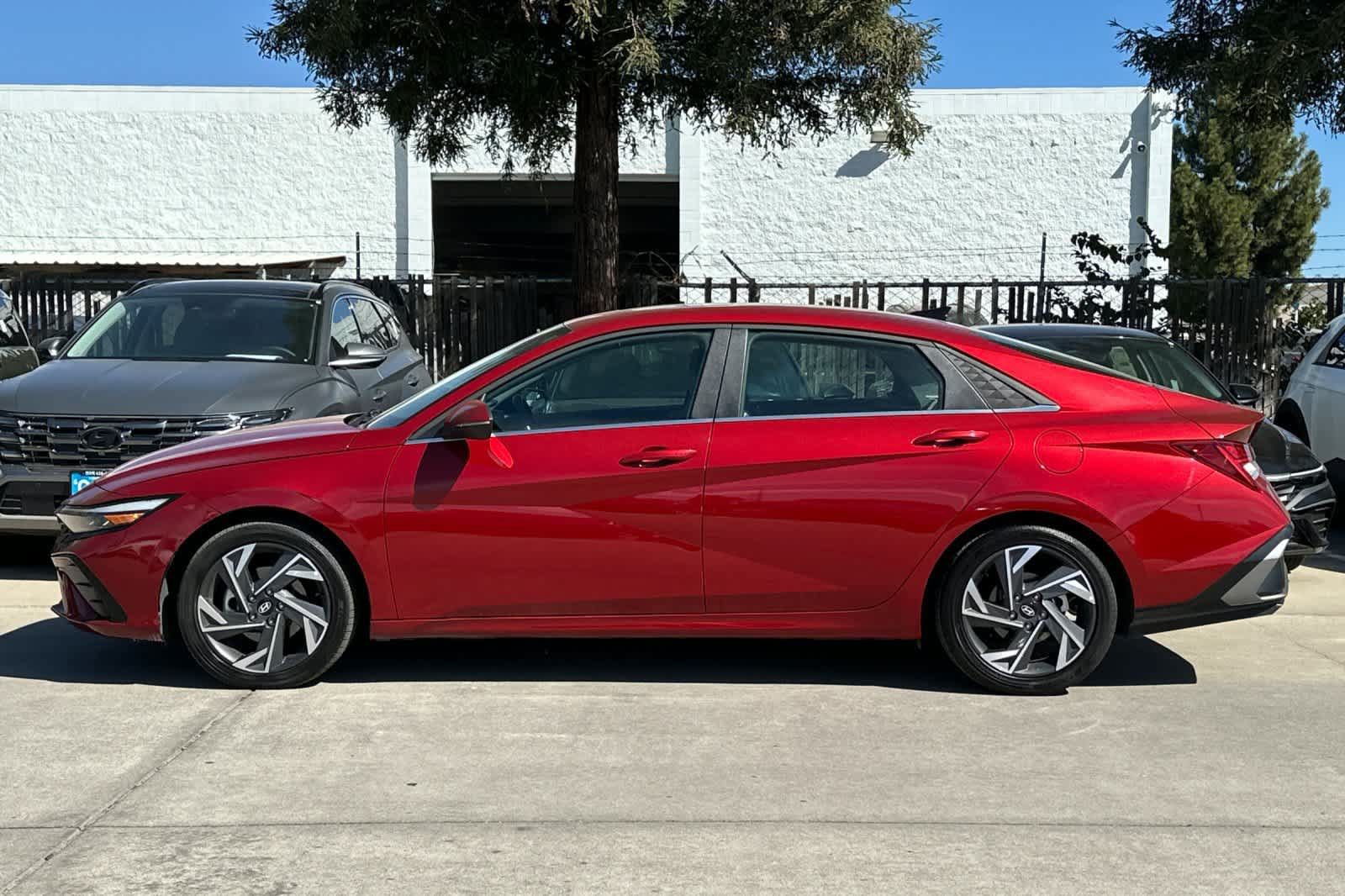 Used 2025 Hyundai Elantra Limited FWD image 6