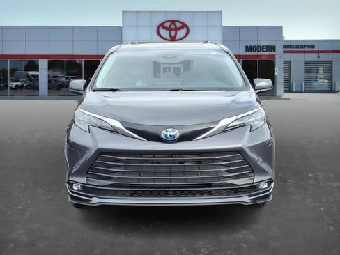 Used 2025 Toyota Sienna XLE image 2