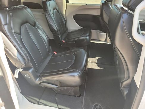 Used 2024 Chrysler Pacifica Touring-L FWD image 10