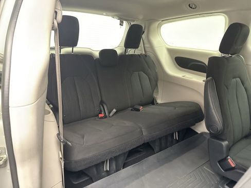 Used 2020 Chrysler Pacifica Touring image 18