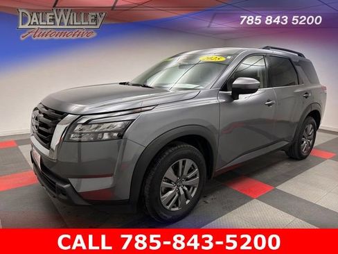 Used 2025 Nissan Pathfinder SV image 3