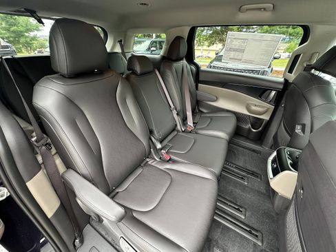 New 2026 Kia Carnival LXS image 18