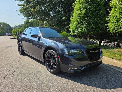 Used 2019 Chrysler 300 S RWD image 7
