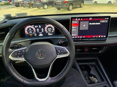 Used 2026 Volkswagen Tiguan SE AWD/4WD image 17