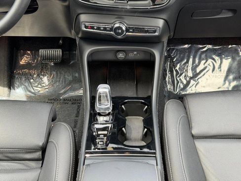 Certified 2025 Volvo XC40 B5 Plus AWD/4WD image 15