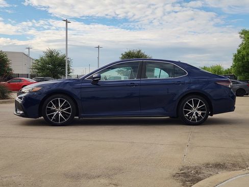 Used 2023 Toyota Camry SE image 4