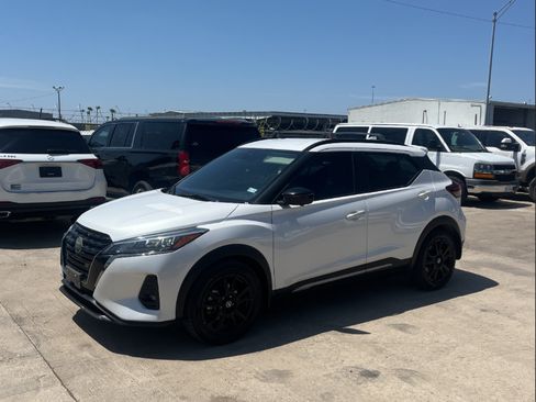 Used 2021 Nissan Kicks SR w/ SR Premium Package FWD image 4