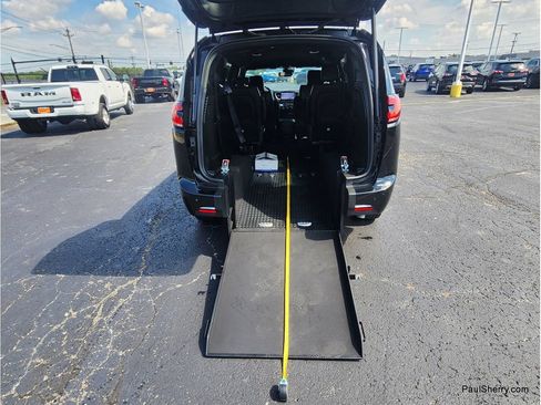 Used 2025 Chrysler Pacifica Select FWD image 15