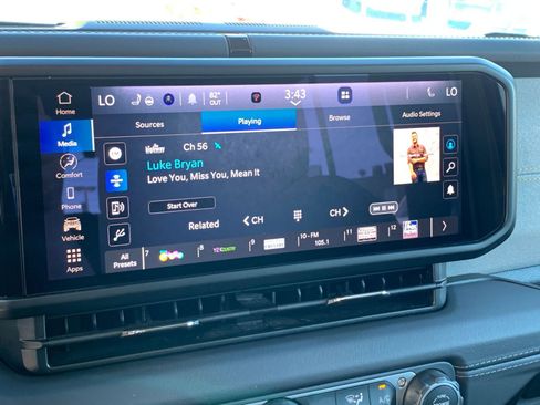 Used 2025 Jeep Wrangler Sahara image 21