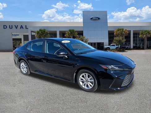 Used 2025 Toyota Camry LE image 2