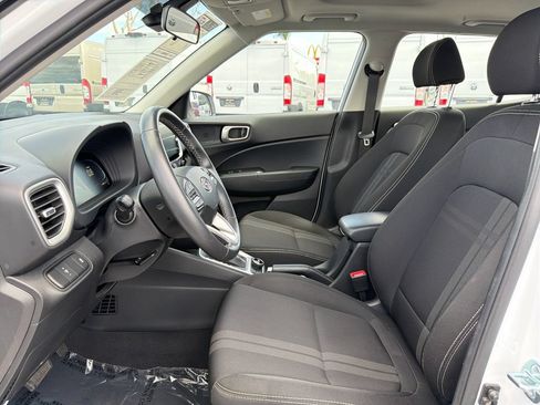 Used 2025 Hyundai Venue SEL FWD image 9